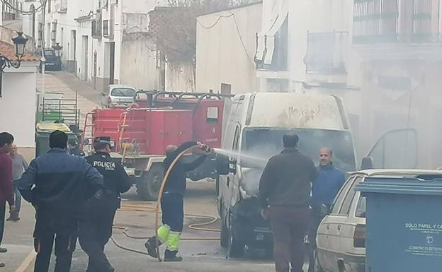 Vecinos y bomberos sofocan el fuego de una furgoneta en la calle San Ginés
