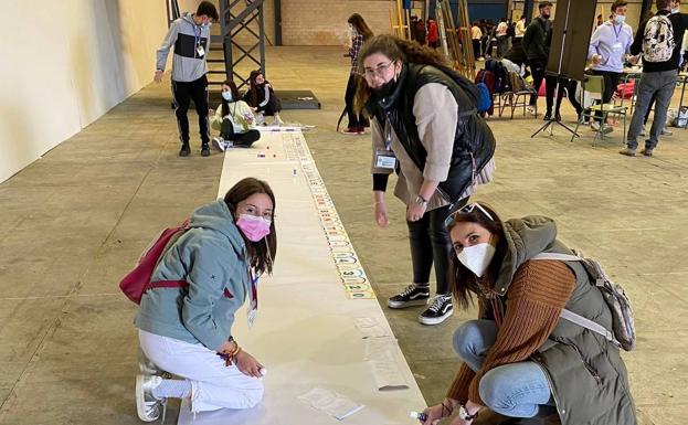 Alumnos del IESO San Ginés han participado en el evento 'Matemáticas en la calle' en Don Benito