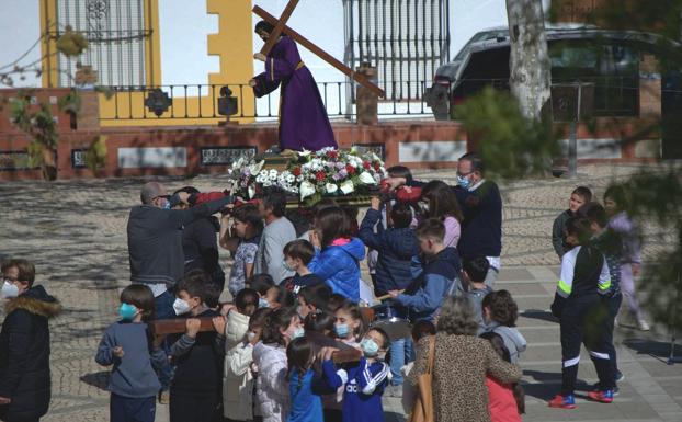 Un Vía Crucis infantil abre los actos de la Semana Santa