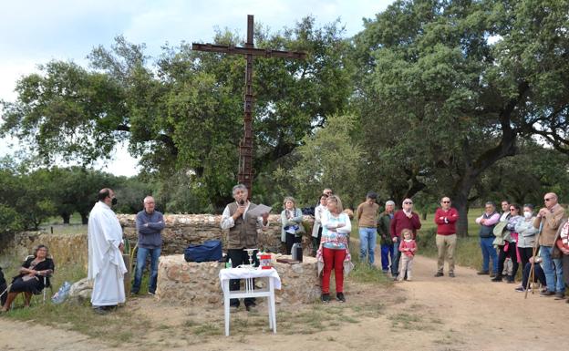 Sobre cien fieles asistieron a la bendición de la Cruz de Valuengo