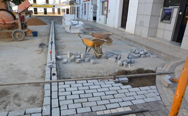 Avanza la pavimentación de granito de la plataforma única del entorno de la plaza