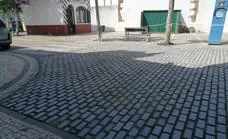 Avanza la pavimentación de granito de la plataforma única del entorno de la plaza