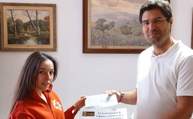 El Ayuntamiento entrega a Cruz Roja 403 euros recaudados en la Feria del Libro para Ucrania
