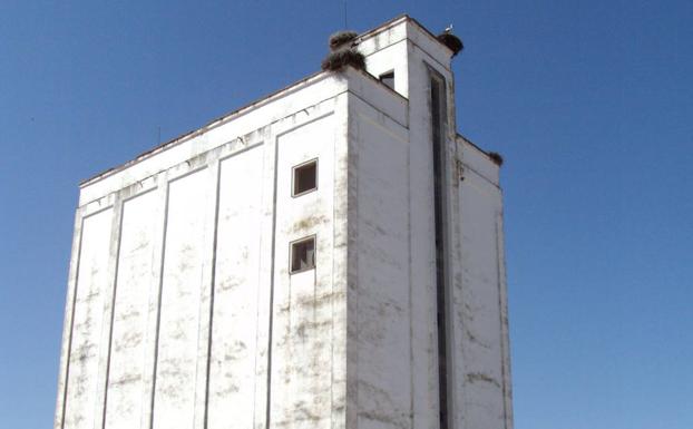 Diputación y Ayuntamiento invertirán unos 198.000 euros en equipamiento y obras, entre ellas la pintura del silo