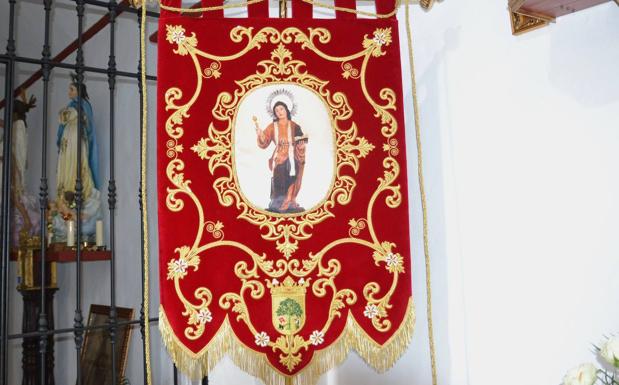 San Ginés cuenta con un nuevo estandarte elaborado en seda y terciopelo
