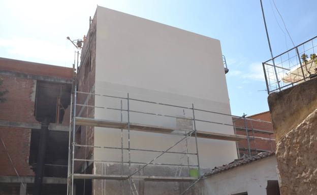Avanzan las obras del 'Centro Residencial de Mayores Asistidos' en las que ya se aplica el revestimiento de fachadas