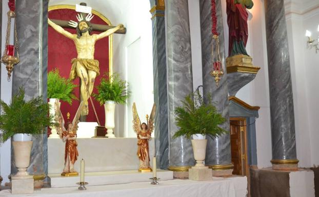 La cofradía del Cristo instala un zócalo de mármol en la Ermita para sortear la humedad
