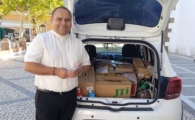 Entregados a Cáritas 140 kilos de alimentos recaudados en la novena del Cristo