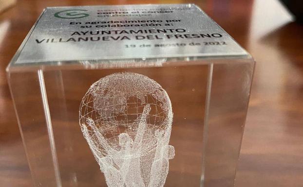 La AECC de Badajoz reconoce la colaboración del Ayuntamiento con una distinción