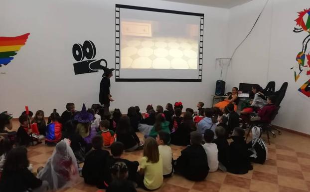 Cerca de un centenar de niños celebraron Halloween con el AMPA del colegio