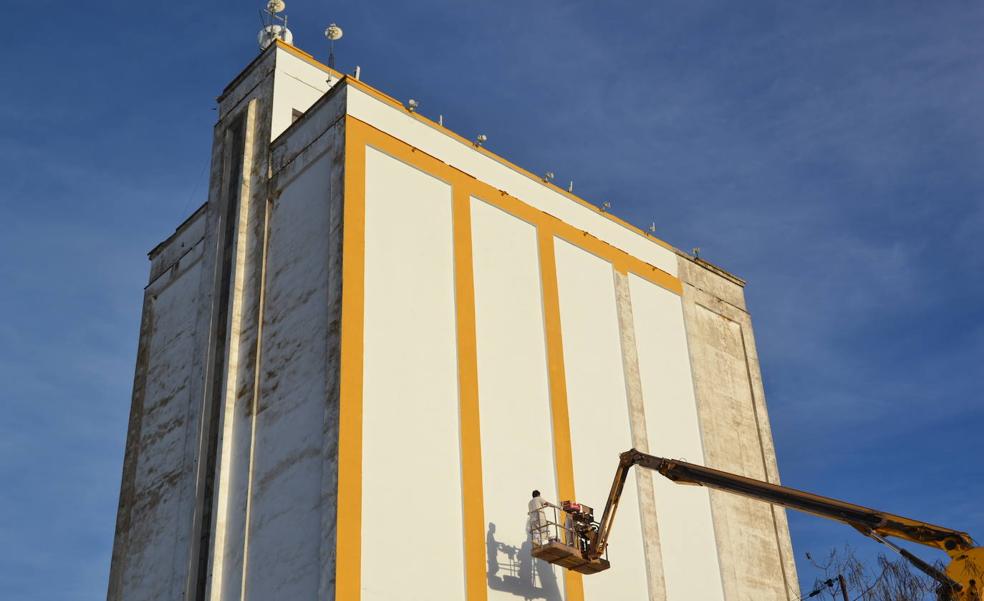 El silo empieza a lucir su nueva pintura a dos colores