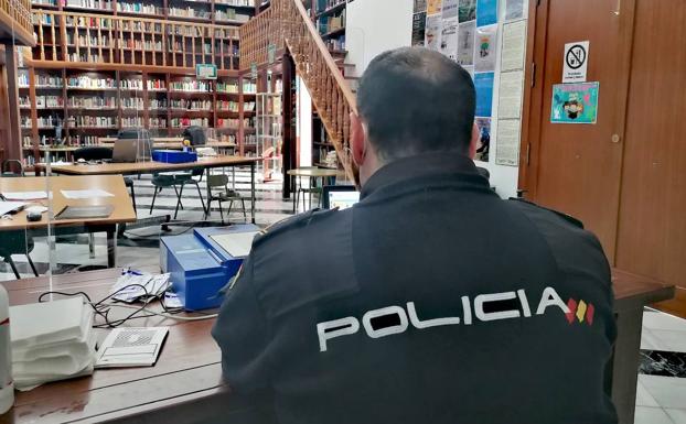 Agente de la Unidad Rural de la Policía en la Biboioteca local./A.P