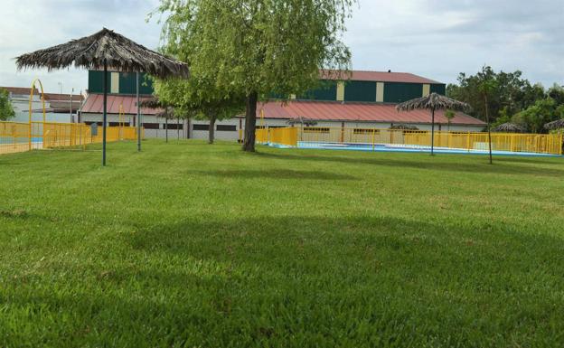 El césped de la piscina se renovará a través de un Programa Colaborativo Rural