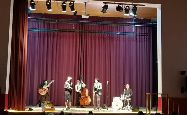 El grupo 'Swing Ton Ni Song' deleitó a los presentes con un impecable concierto estilo años 20