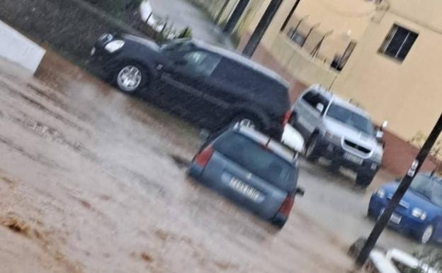 La borrasca tira gran parte del muro de la piscina, alaga varias casas, naves y campos y provoca el rescate de un vehículo