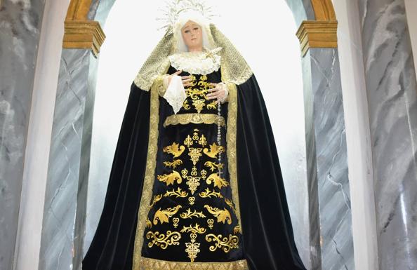 La villanovense Sole Píriz confecciona y dona un traje a la Virgen de la Soledad