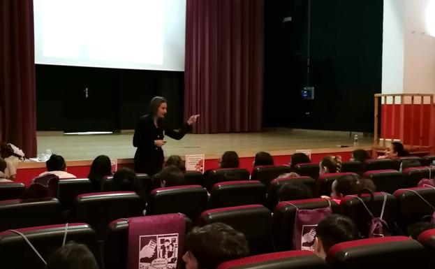 La Médica Forense María Ibáñez impartió una charla sobre 'Violencia sexual en menores' a alumnos del Instituto San Ginés.