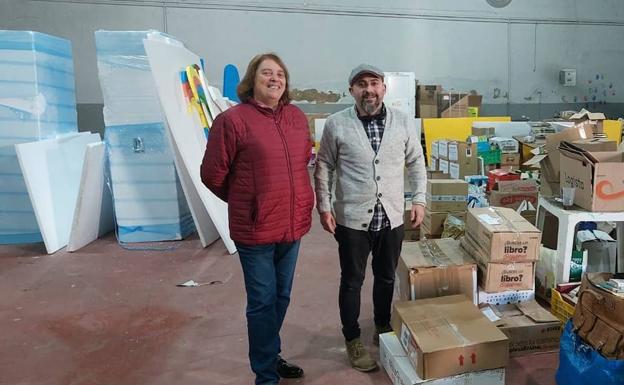 El Ayuntamiento entrega la donación de libros para rehacer la biblioteca de La Roca