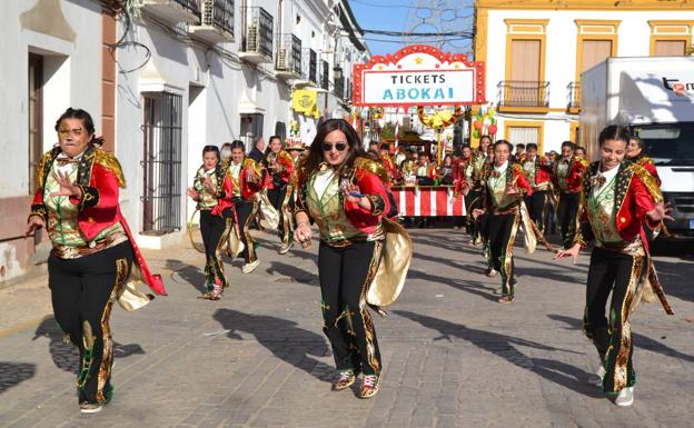 La localidad vive un resurgimiento del carnaval con un gran desfile de comparsas locales