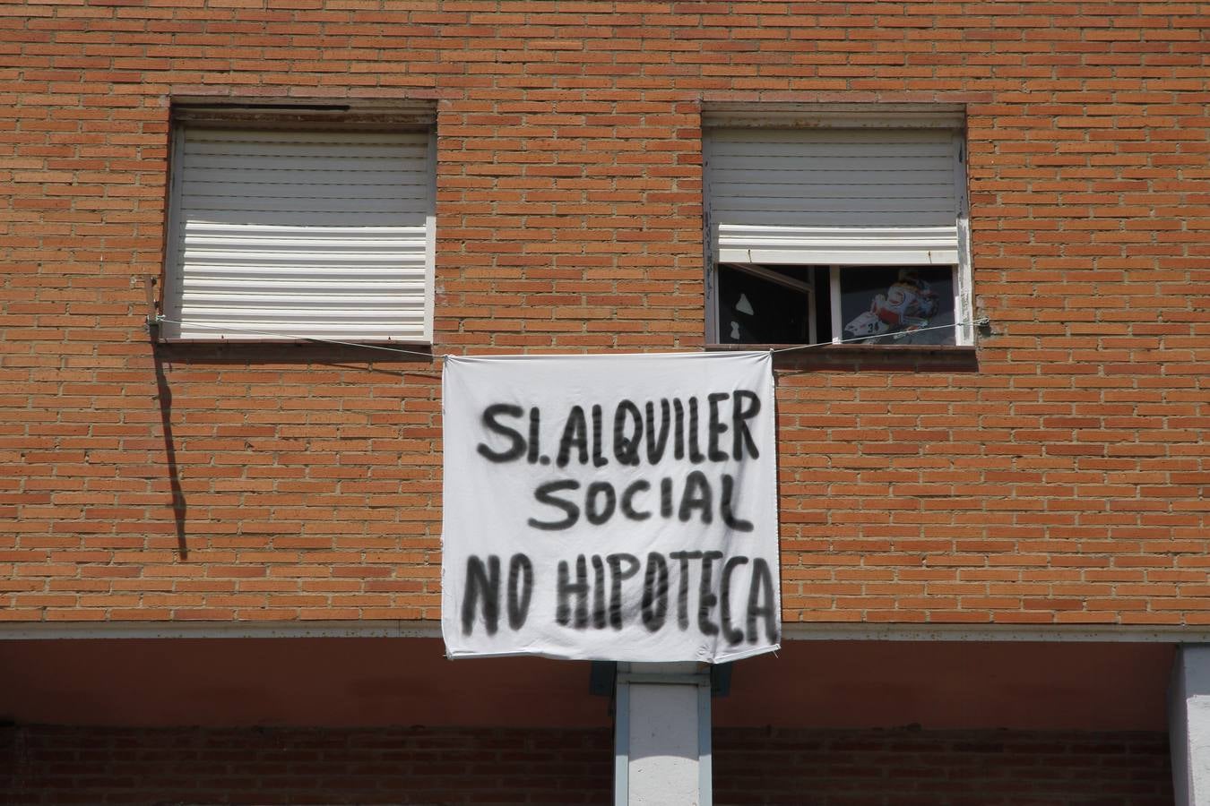 Desperfectos y abandono del bloque B de la calle Ródano