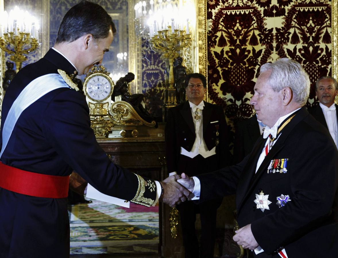 Felipe VI acredita por vez primera a un grupo de embajadores extranjeros