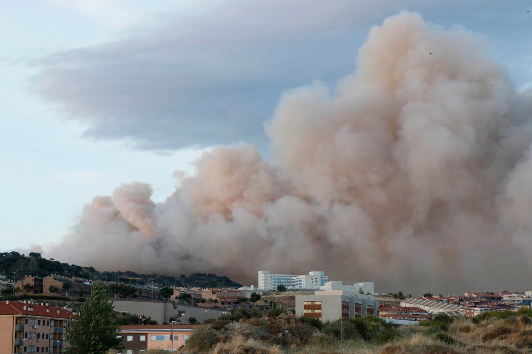 Un incendio cerca de Plasencia llega a las proximidades de Valcorchero