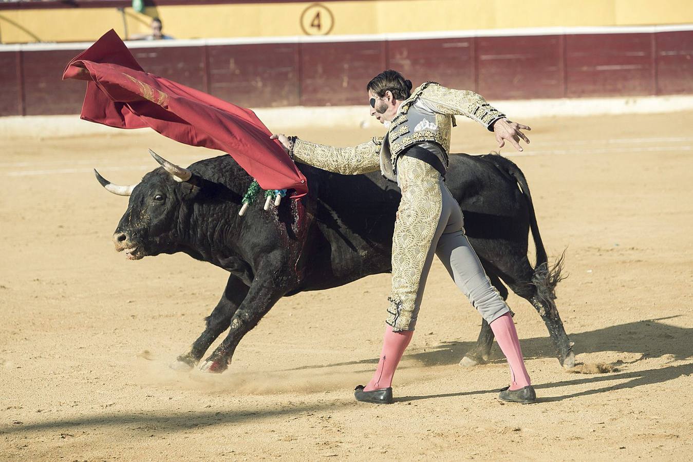 Dos orejas y salida a hombros de Antonio Ferrera en Huesca