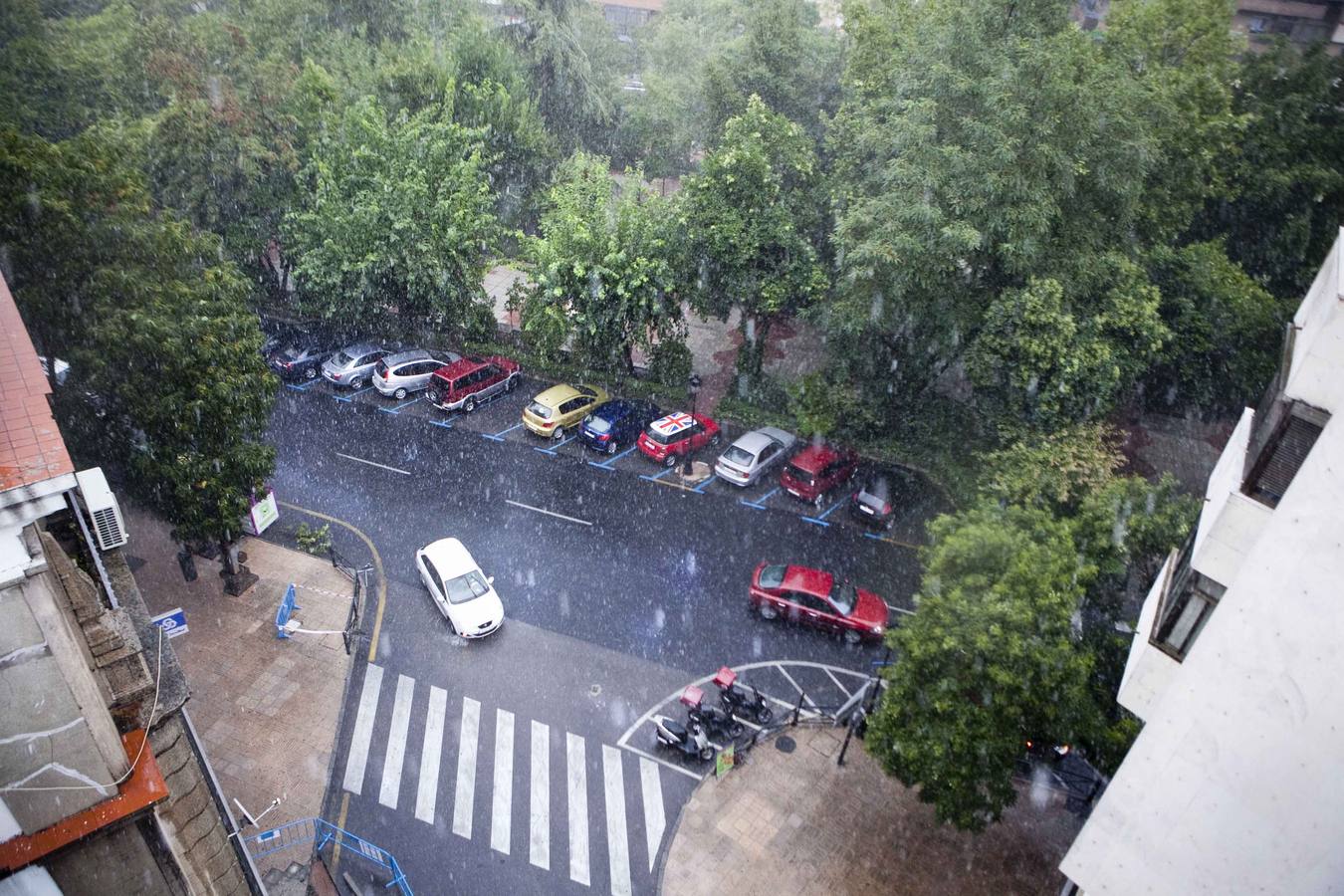 Una tormenta de más de dos horas anega Cáceres