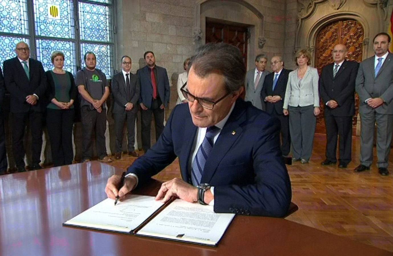 Artur Mas firma la convocatoria de la consulta