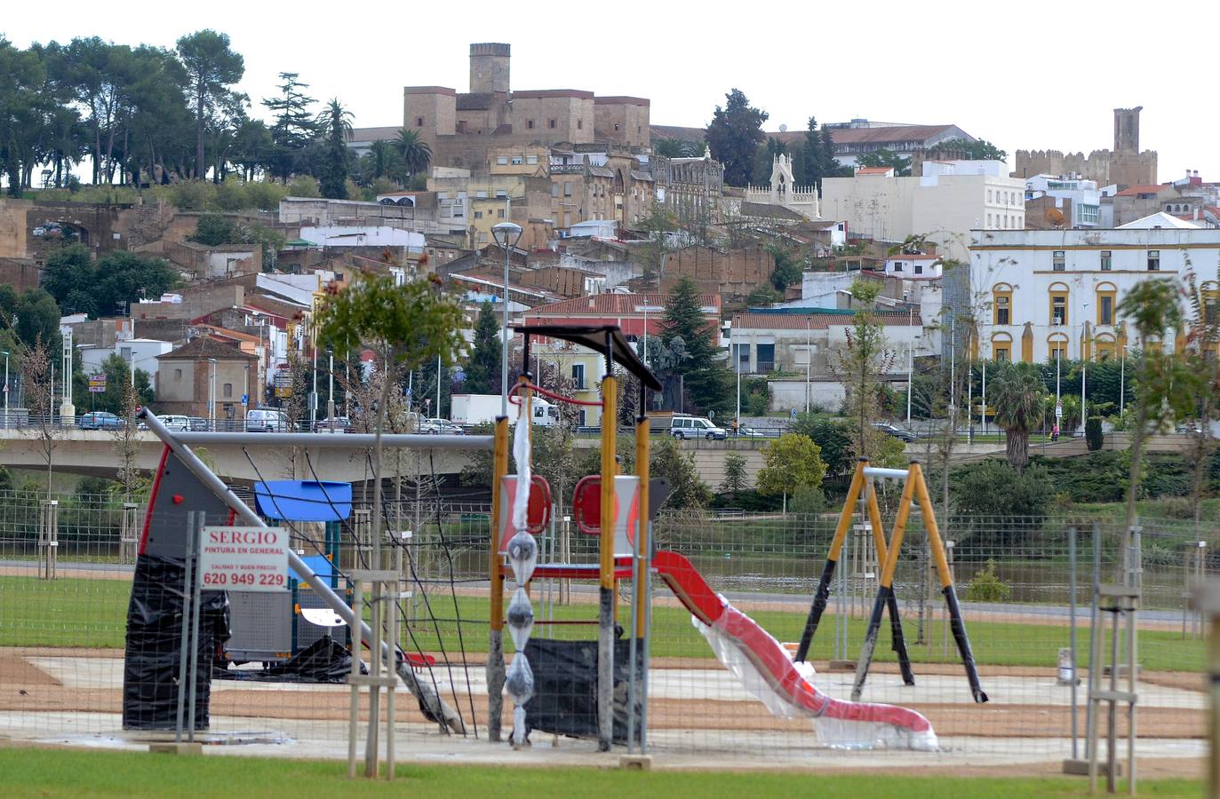 Instalación del mobiliario en el parque de la margen derecha