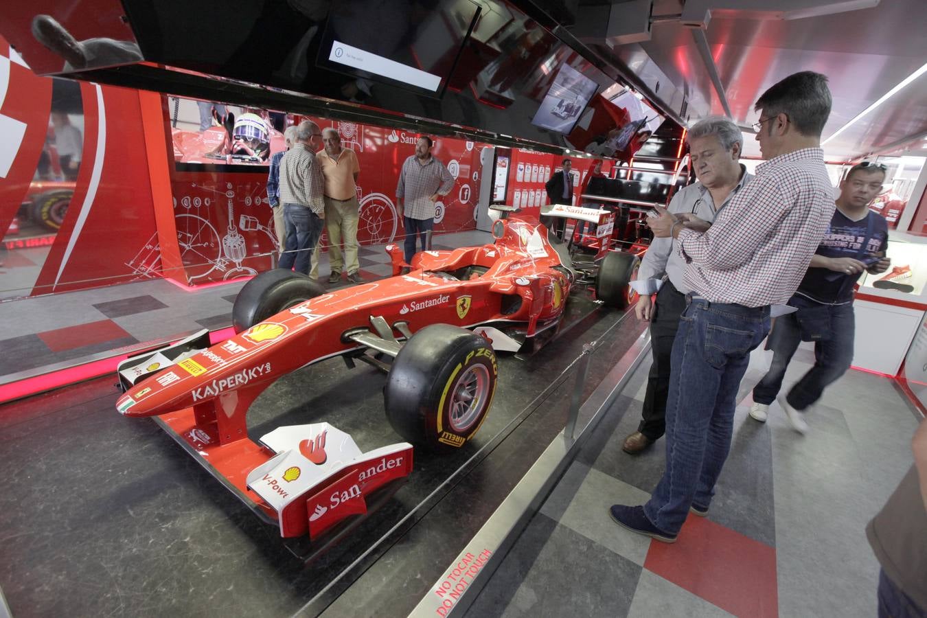 Se exhibe una réplica de uno de los Ferrari de Alonso en Cáceres