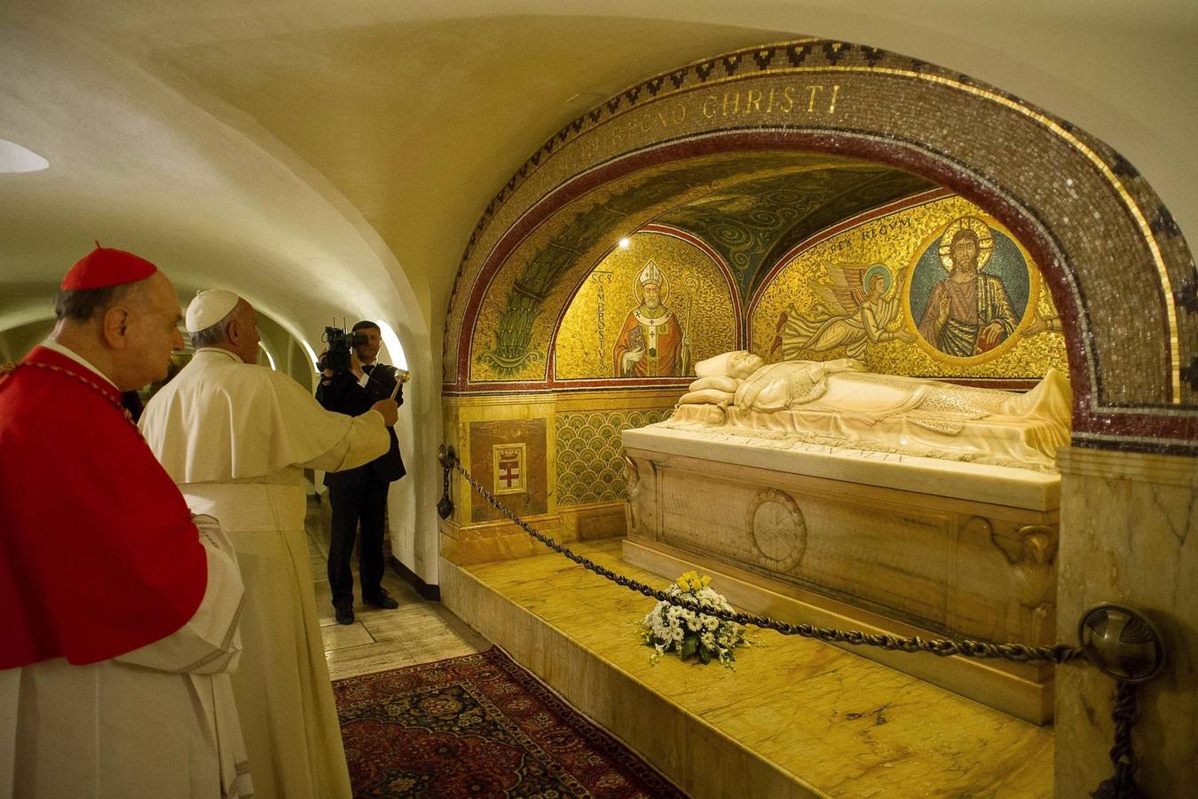 El Papa visita las grutas de la basílica de San Pedro del Vaticano