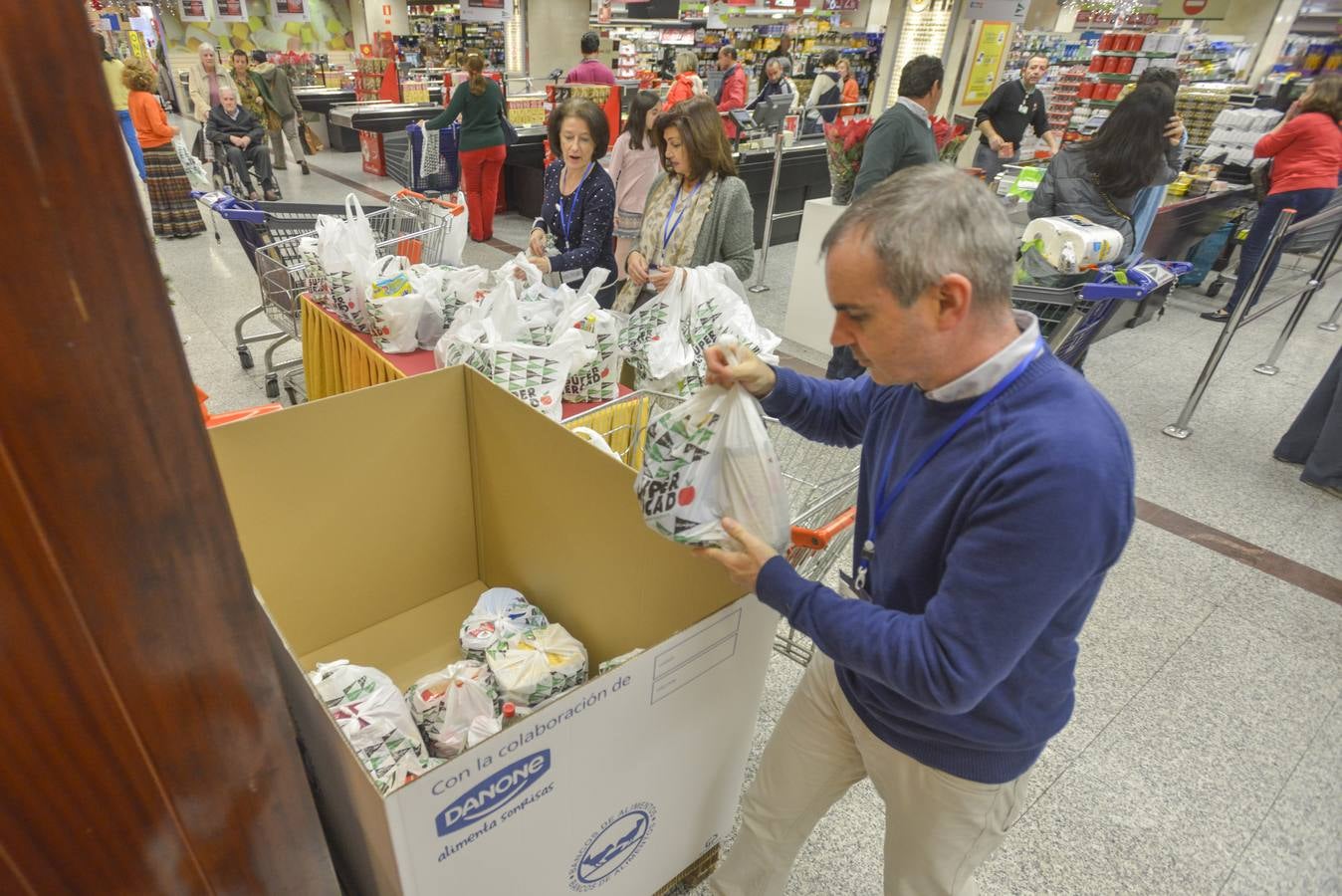 Voluntarios extremeños se vuelcan en la gran recogida de alimentos