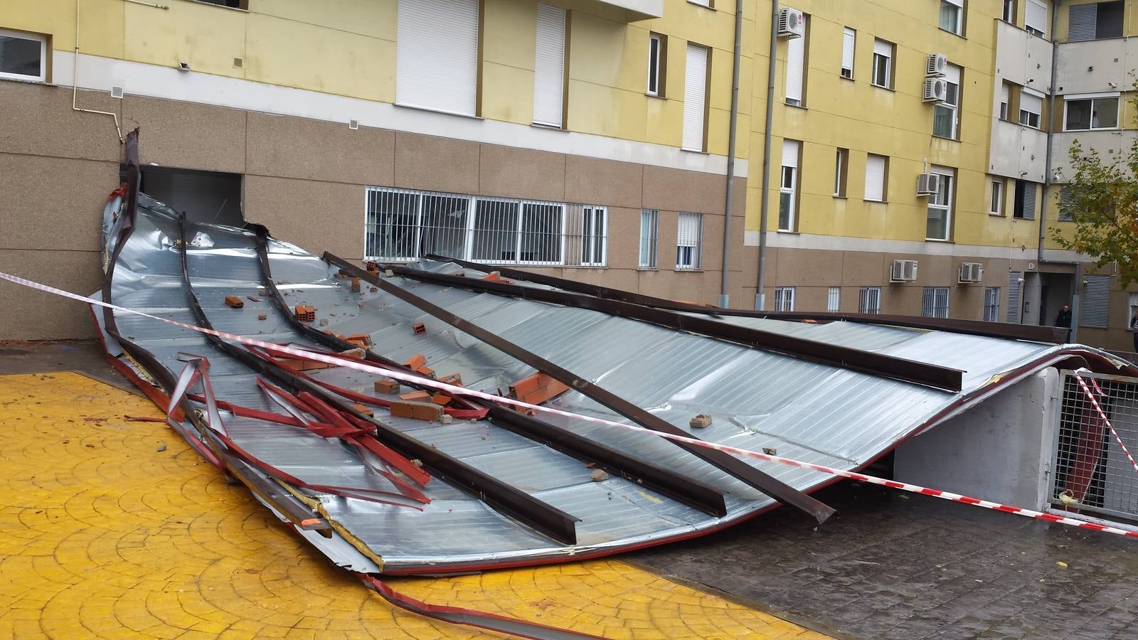 El fuerte viento provoca daños en Plasencia