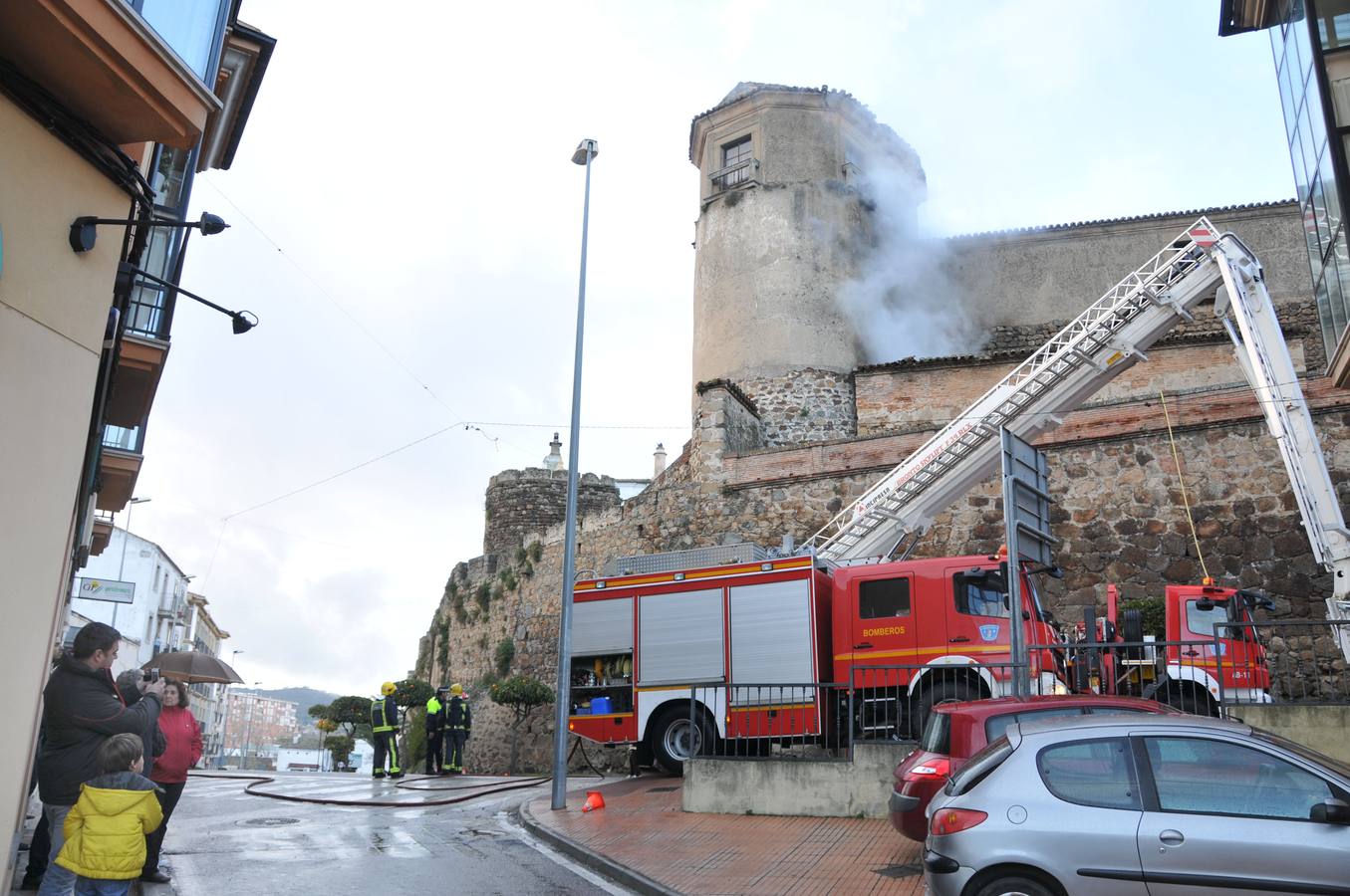 Un incendio junto al palacio episcopal de Plasencia obliga a cortar la avenida Calvo Sotelo