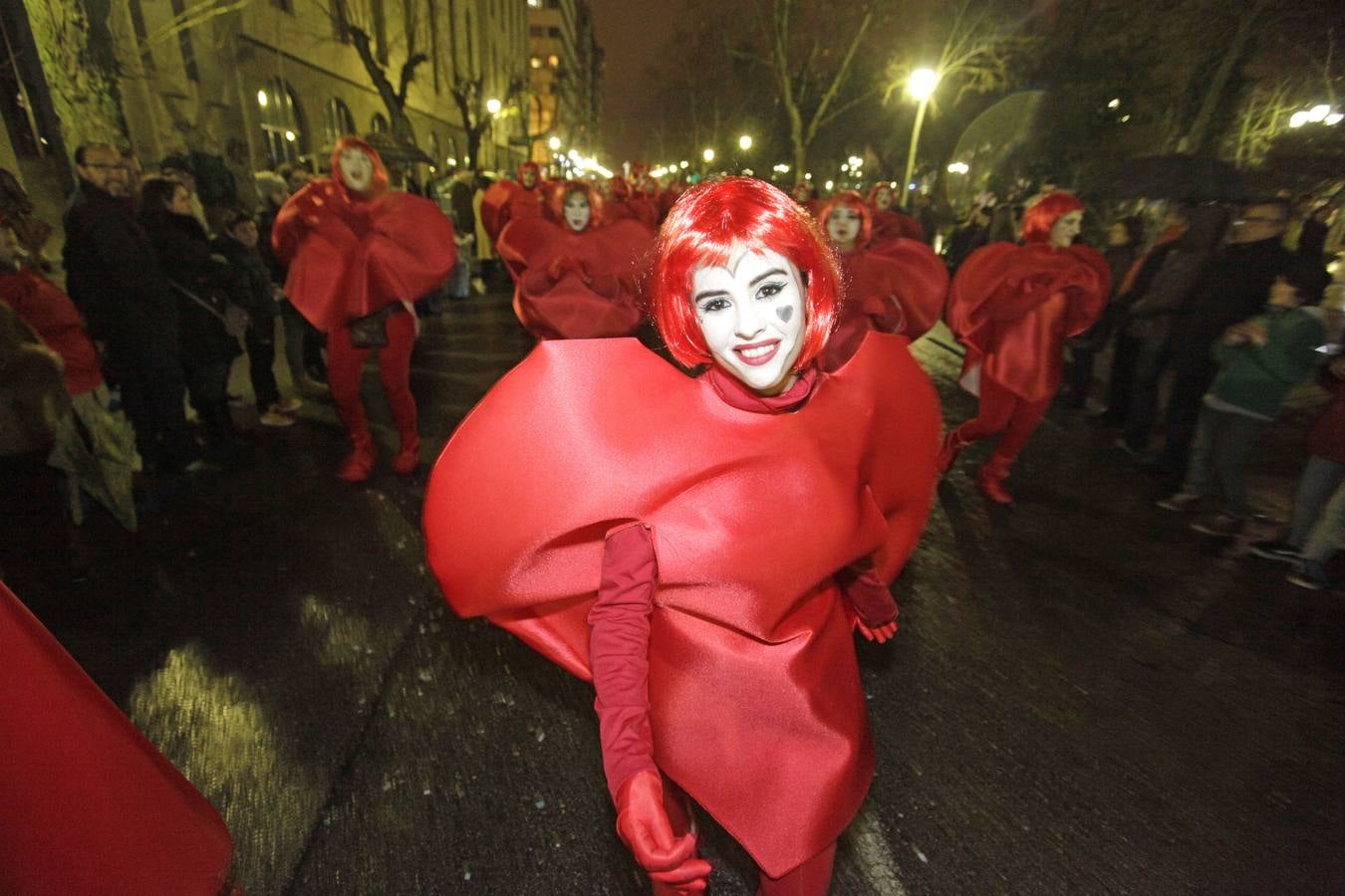 600 cacereños desafían a la lluvia y desfilan en Carnaval