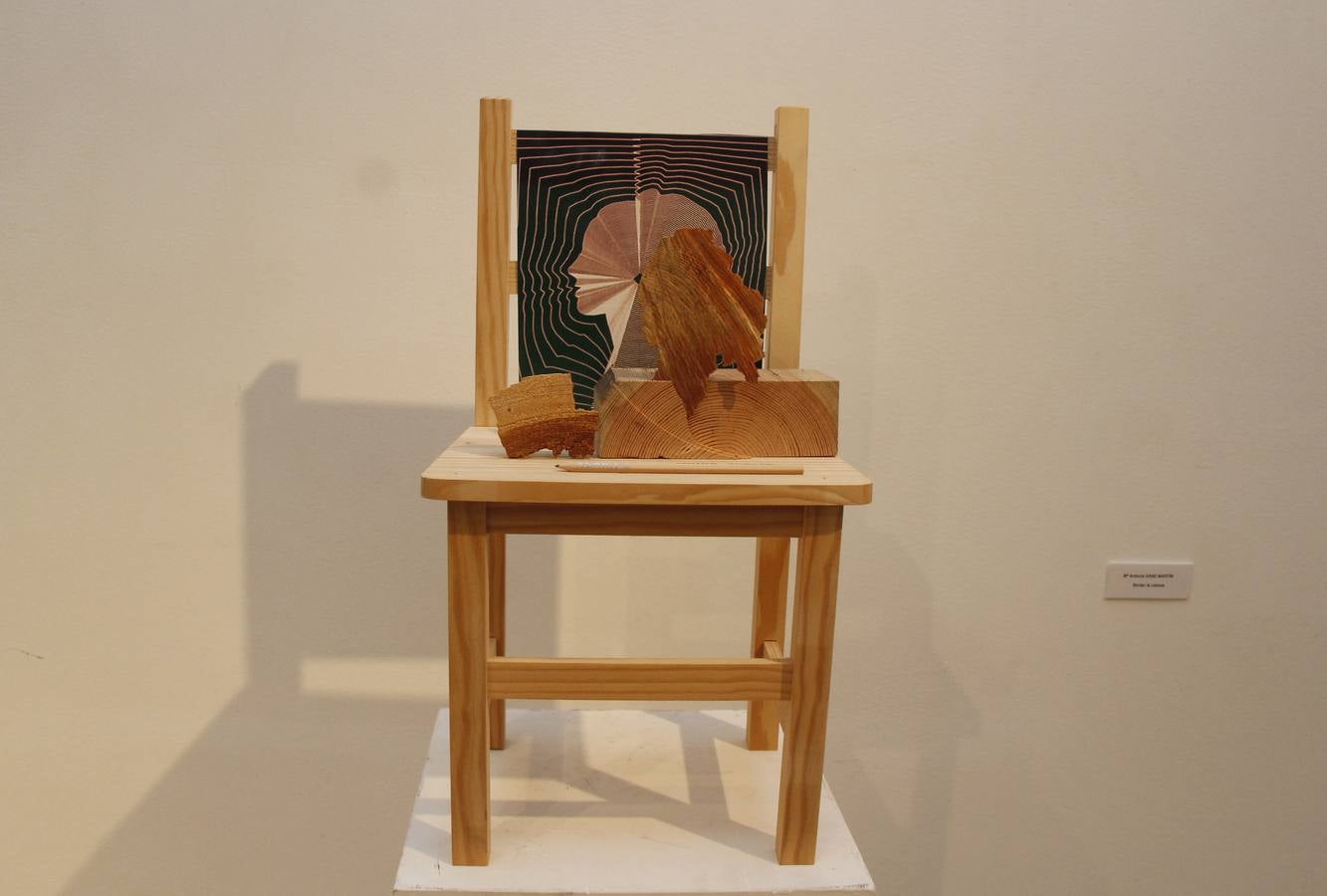 Exposición colectiva de sillas exclusivas en Cáceres