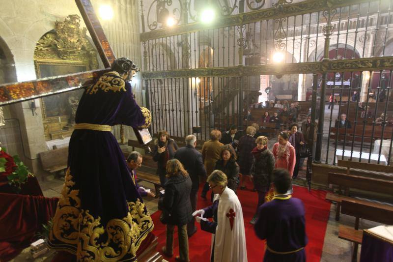 Más de 8.000 fieles acuden al besapié del Nazareno