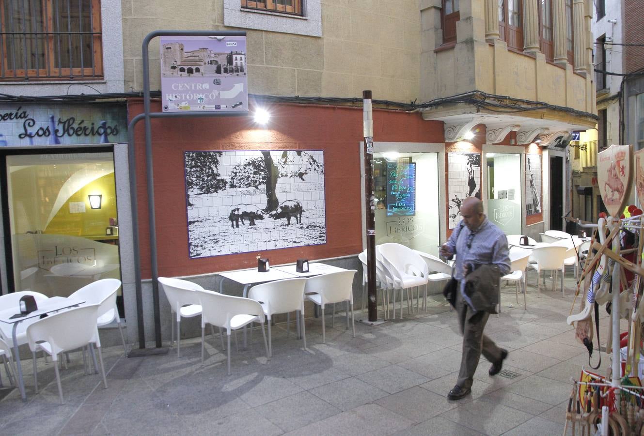 Señales en mal estado en el Casco Antiguo de Cáceres