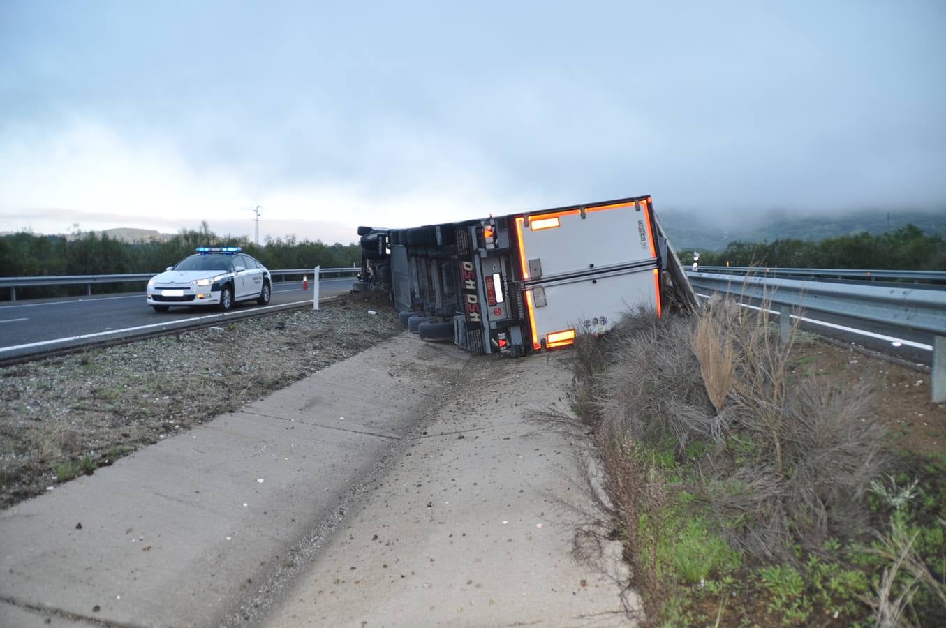 Vuelca un camión en la A-66 cerca de Monesterio