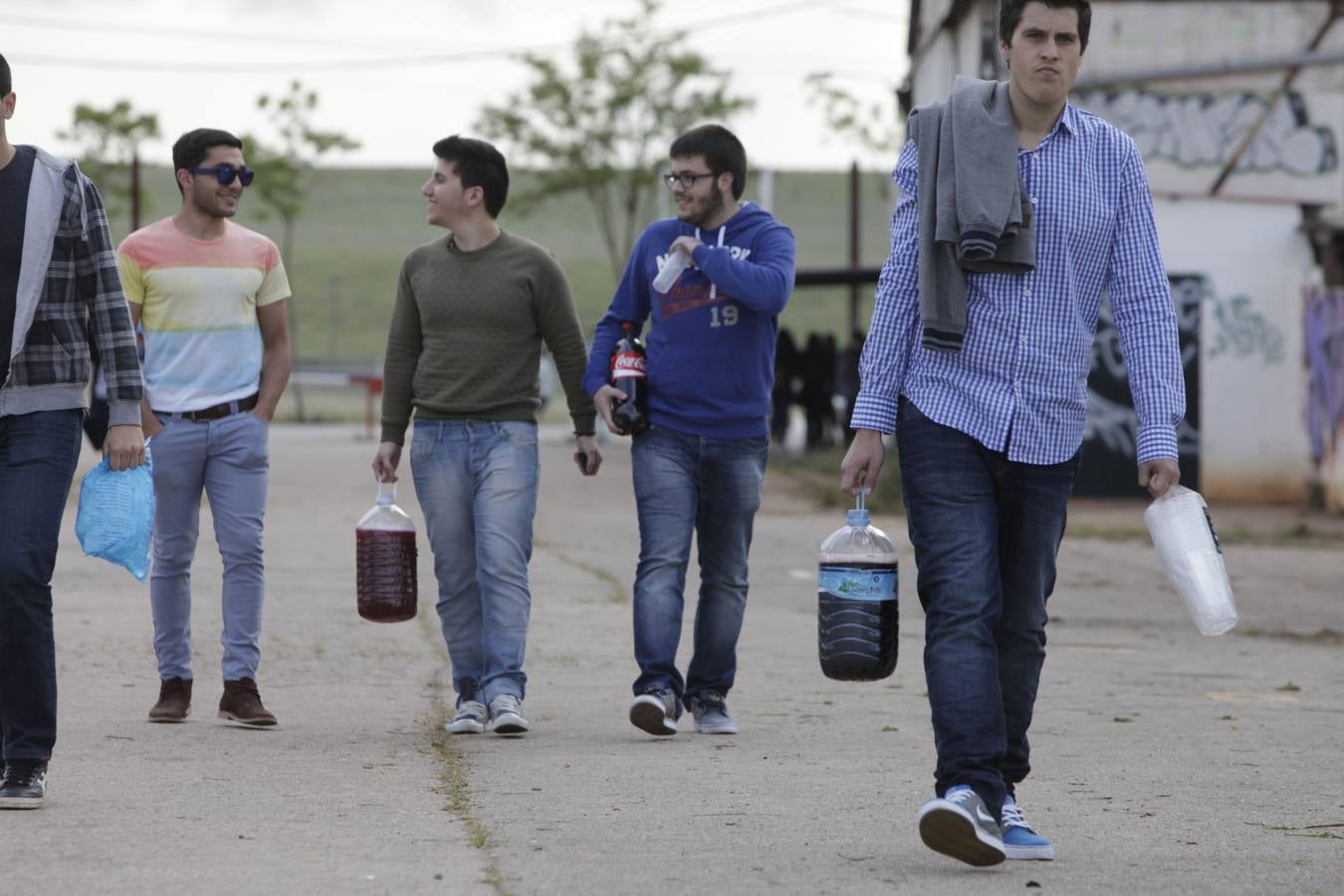 Miles de jóvenes celebran la Fiesta de la Primavera en Cáceres