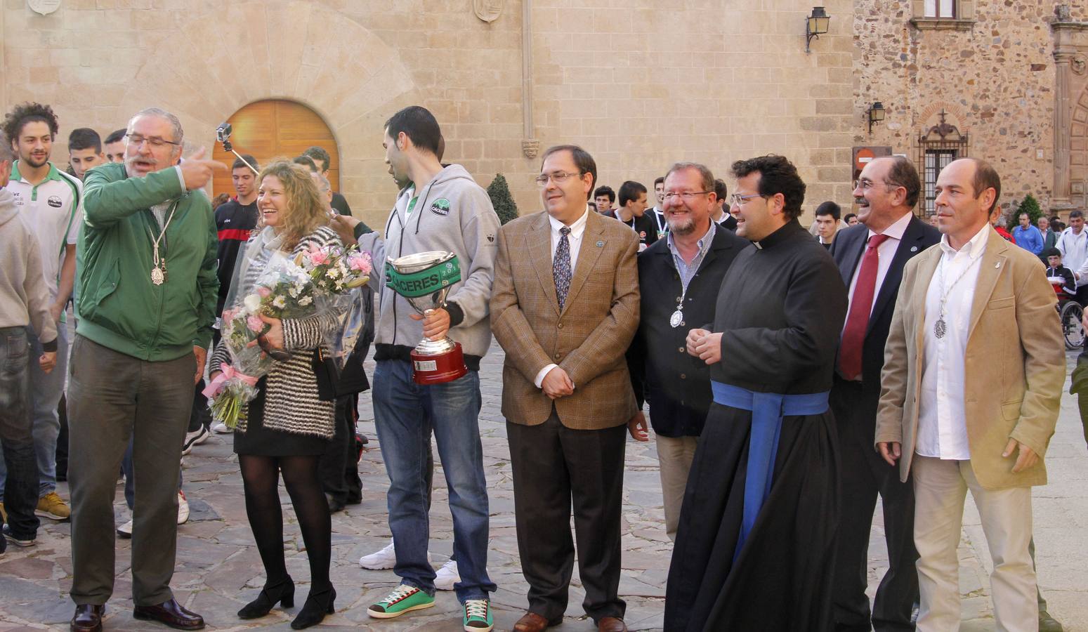 Cáceres recibe a la plantilla de baloncesto para celebrar el ascenso