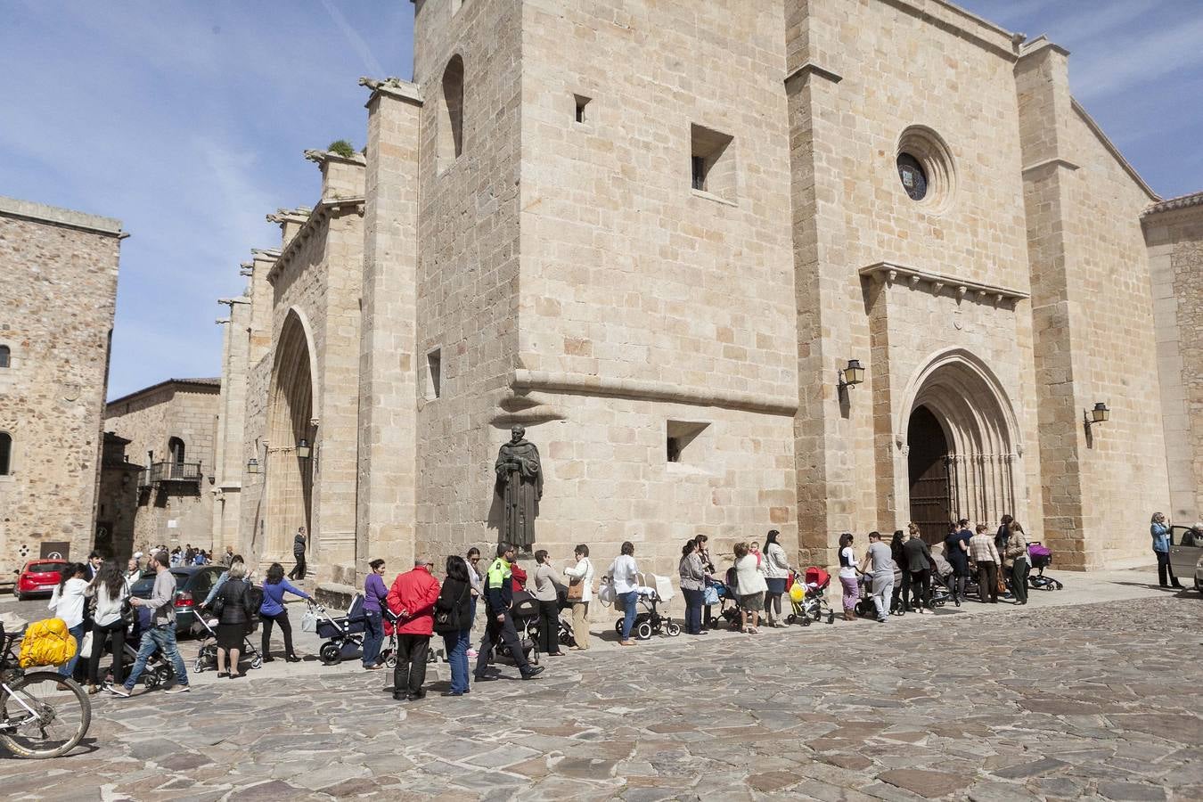 392 niños se presentan ante la patrona