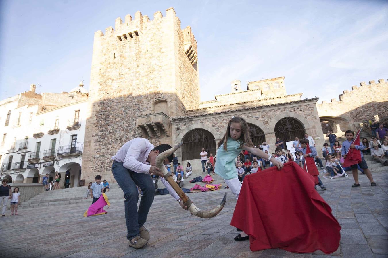 Jugando al toro en la Plaza Mayor de Cáceres