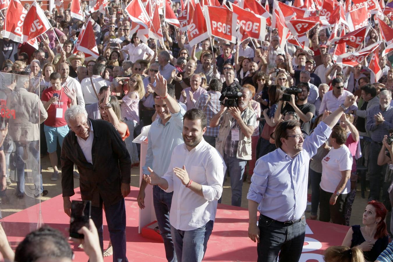 El PSOE reúne a más de 5.000 personas en Cáceres con Sánchez, Vara y Felipe González