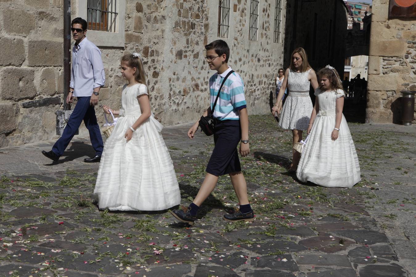 Cientos de niños y niñas participan en el Corpus Christi en Cáceres