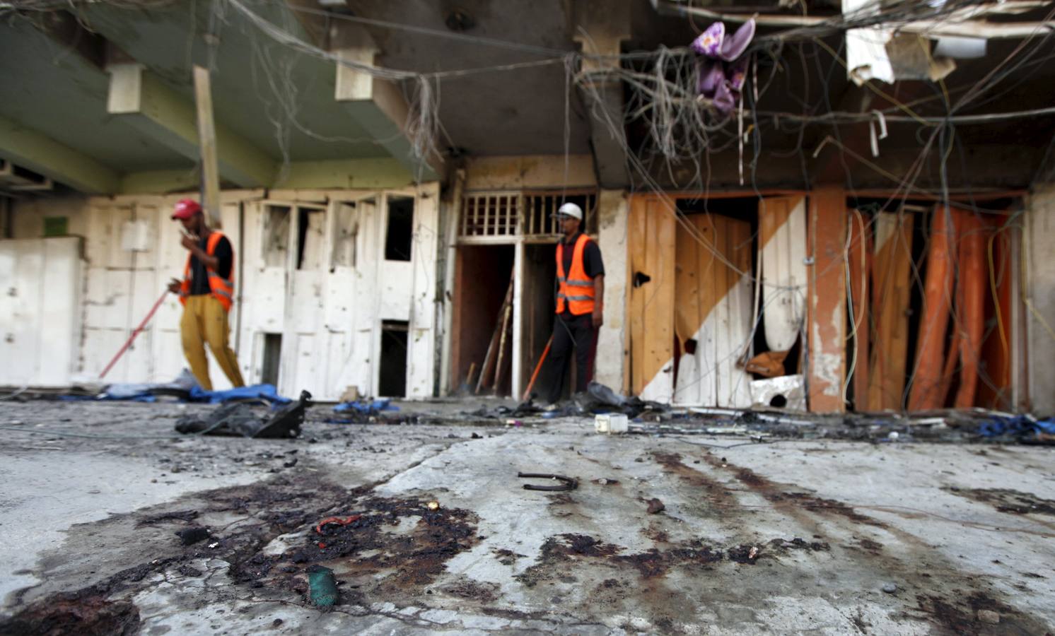 Limpieza del lugar de la explosión del coche bomba en Bagdad