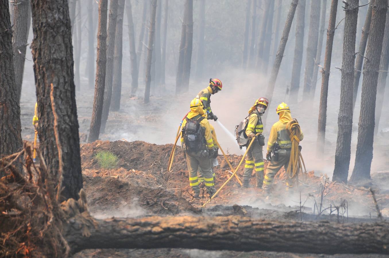 Segundo día de lucha contra el fuego en la Sierra de Gata