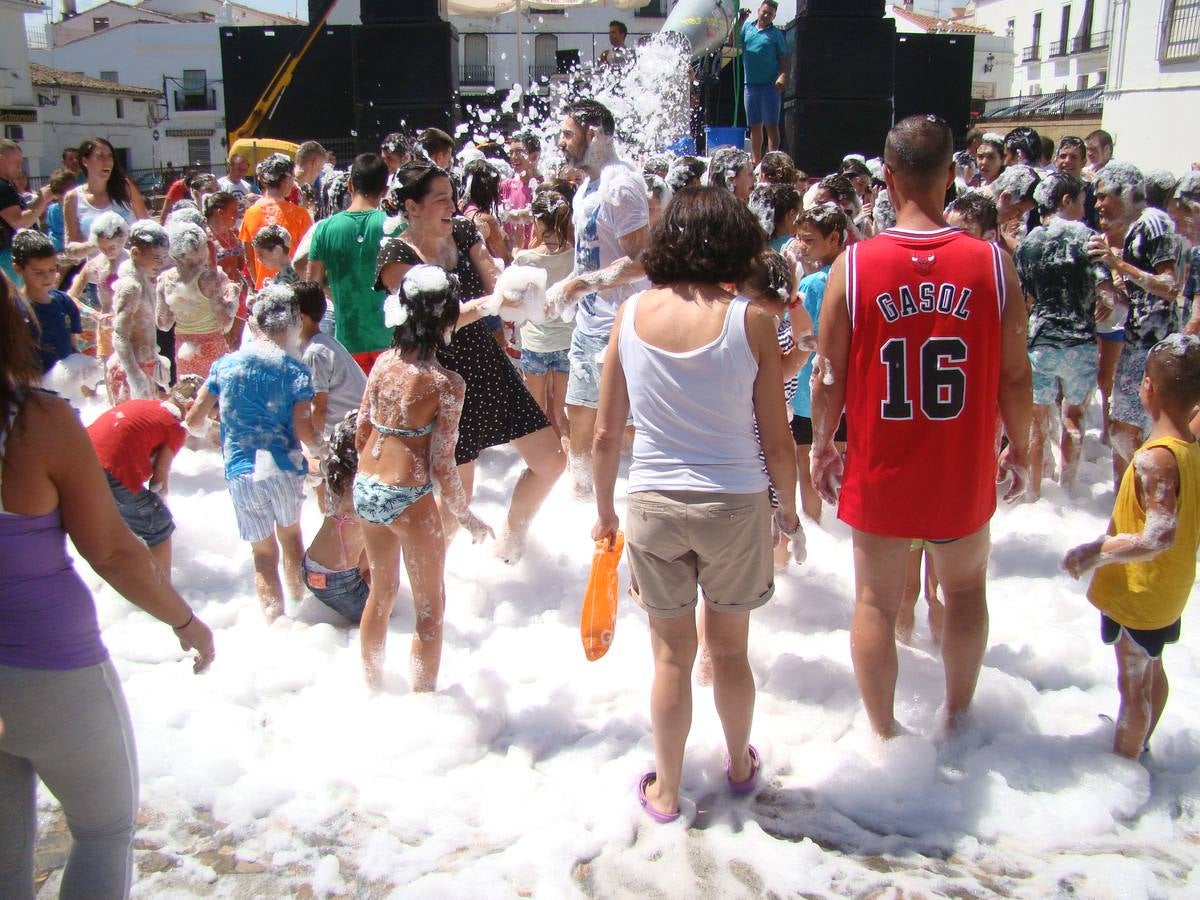 Fiesta de la espuma en el Paseo de la Constitución