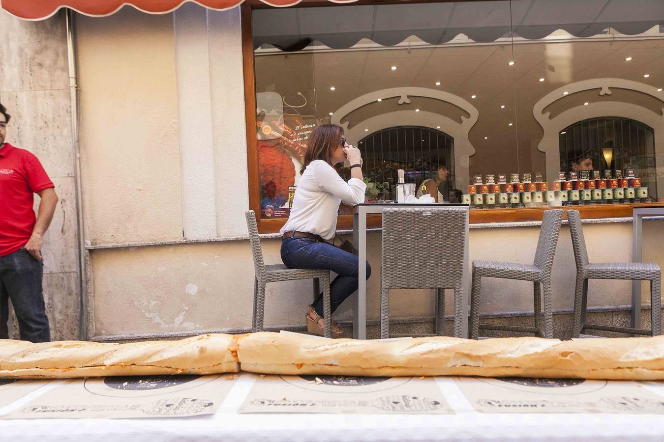 Los cacereños devoran un bocadillo de patatera gigante